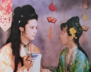 红楼梦中王熙凤去接尤二姐时穿的是什么衣服？