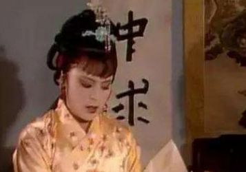 《红楼梦》里探春为什么要给板儿假佛手？