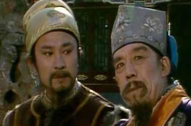 《红楼梦》里贾赦袭爵，贾政当家，那么谁的家庭地位更高？