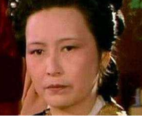 王夫人撵走晴雯时，还要拿走她的衣服是为了什么？