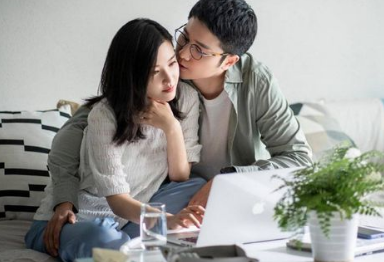 《婚姻的两种猜想》加入了不少喜剧的故事情节，中和了婚姻的焦虑
