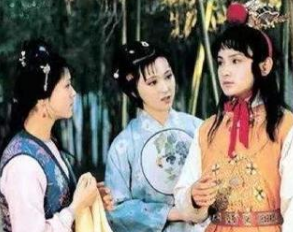 红楼梦袭人明明喜宝钗，为何又与黛玉一天生日？