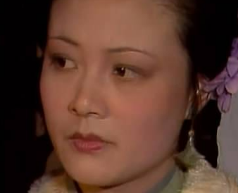 红楼梦中贾母听到江南甄家被抄后，是什么表现？