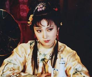 红楼梦中林黛玉初进贾府吃茶时，是如何表现的？