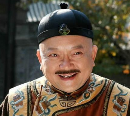 乾隆退位前写了一个字 众人都在大笑,和珅为何笑不出来