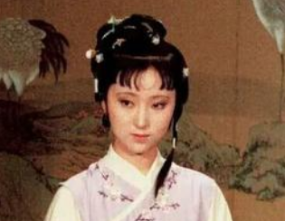 红楼梦中黛玉进入贾府后，为何会受到探春的影响？