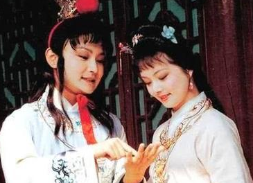 红楼梦中薛宝钗为人处世的方式与她的家庭出身有很大关系