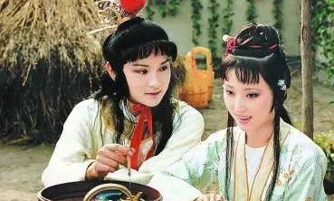 《红楼梦》宝黛钗三人之间唇枪舌战，贾母为什么视而不见？
