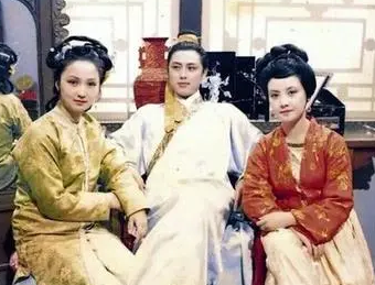 红楼梦中贾琏出轨，平儿为什么欺瞒王熙凤？