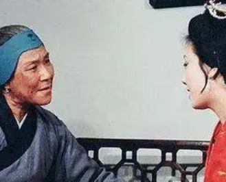 红楼梦中刘姥姥二进贾府时，贾母送给她什么东西？