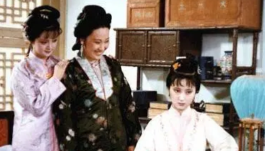 《红楼梦》为什么薛姨妈不跟薛宝钗住一起，反而住潇湘馆？