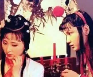 红楼梦中袭人亲近宝钗，疏远黛玉是因为什么？