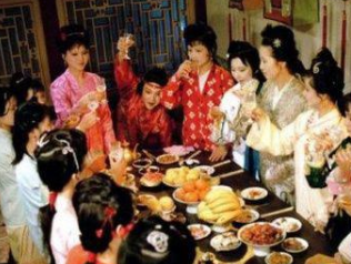 红楼梦中荣国府的饮食流程是什么样的？与经济衰落有何关系？