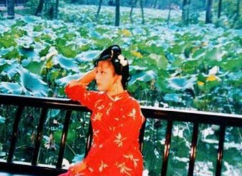 《红楼梦》里贾府中秋节赏月，薛宝钗为什么不去？