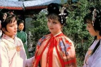 红楼梦中夏金桂早薛家横行霸道时，薛宝钗是什么态度？