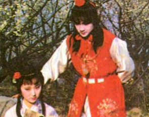 红楼梦中宝玉给黛玉送两条旧帕子时，为何支走袭人？