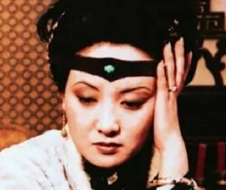 红楼梦中王熙凤在贾府众人中是个什么样的人？人缘如何？