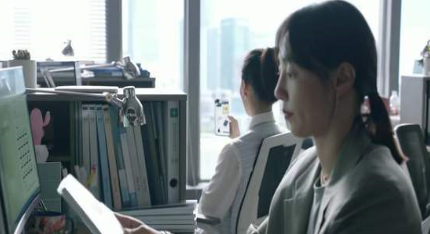 《我们的婚姻》关于“加班文化”，剧中有什么思辨和讽刺？
