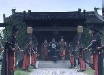 狄公案第三十六回：敲铜锣游街示众，执皮鞭押令念供