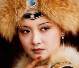 红楼梦宝玉生日宴会上，王熙凤为何要嘲笑黛玉？