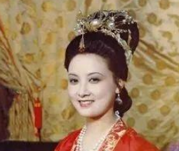红楼梦平儿到处做好人，王熙凤是什么态度？