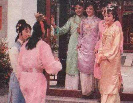 古代大户人家夫妻睡觉的时候 丫鬟为什么要守在床边