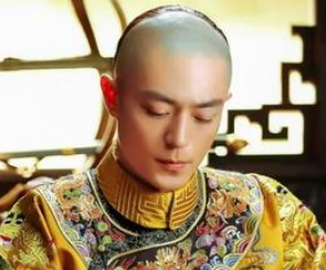 历史上乾隆退位后都做了什么事情？目的是什么