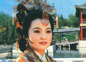 红楼梦中，元春为林黛玉准备的礼物为何到了薛宝钗手上？