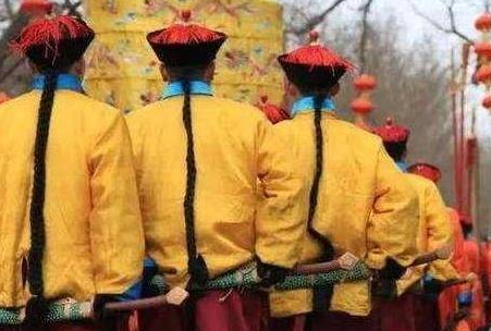 清朝侍卫为什么反着佩戴腰刀 这么做有什么好处吗