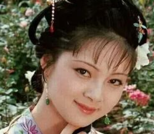 红楼梦中宝钗扑蝶与黛玉有何联系？