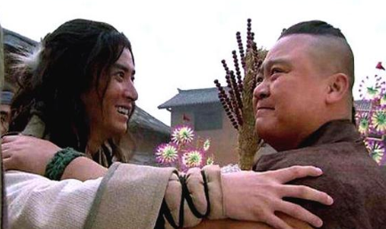 李忠要给鲁智深一些盘缠时，为什么非要下山现抢？