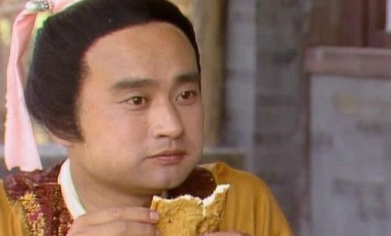 为何说薛蟠外出躲羞后，香菱才有机会和薛宝钗同住？