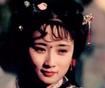红楼梦一书中最先出现的两位女子是谁？