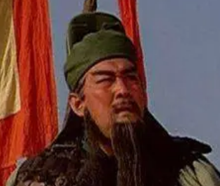 襄樊战役中庞德最后被周仓擒住，是因为什么？
