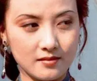 红楼梦中黛玉进贾府时，王熙凤是如何出场的？