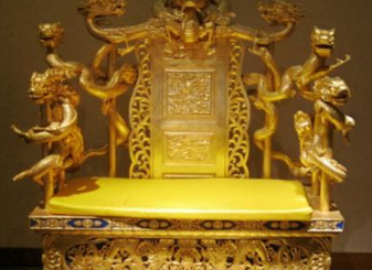 太和殿中的龙椅是什么材料做的？真是黄金做的吗？