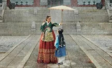 《王后伞下》人物角色有谁 关系是什么