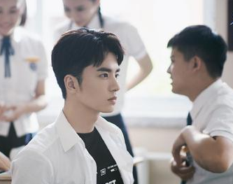 《一闪一闪亮星星》由张佳宁、屈楚萧主演，或将成为小清新题材上的爆款