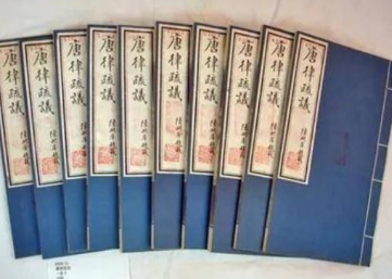 从前朝灭亡中，唐太宗汲取了哪些经验？他的法治思想是如何形成的？