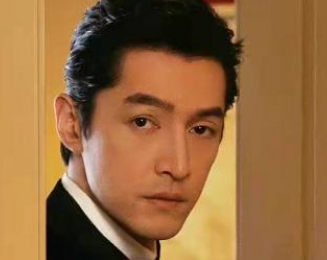 《不虚此行》胡歌饰演的是谁？监制还是曹保平