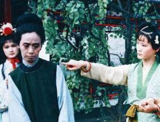红楼梦芳官为何会与干娘发生口角？袭人又为何为何替她打掩护？