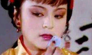 《红楼梦》芳官“手撕”赵姨娘，探春怎么不帮她妈？