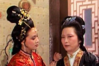红楼梦中王熙凤与邢夫人闹掰的直接原因是什么？