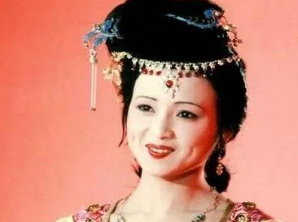 红楼梦中秦可卿是五品诰命宜人，为何出殡时铭旌上写的四品恭人？