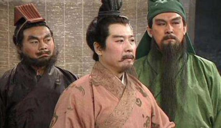 华雄在汜水关嚣张挑衅时，张飞为什么不主动出战？