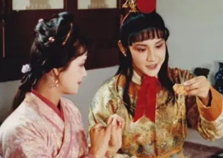 红楼梦中薛宝钗的炫耀有多低调？不经意流露出优越感