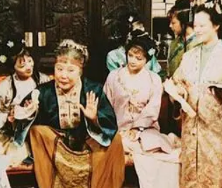 红楼梦中贾母为何会被称老太太？是什么意思？