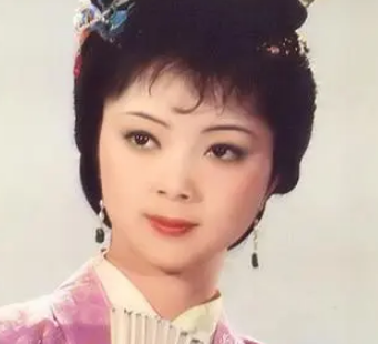 红楼梦中薛宝钗为何会被叫宝姑娘而不是薛姑娘？