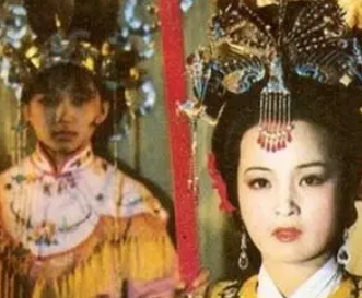 红楼梦中元春的判词和贾雨村的对联与宝玉和薛宝钗有何联系？