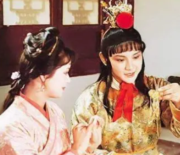 红楼梦中薛家在京城有房子，为何还一直住在贾府？